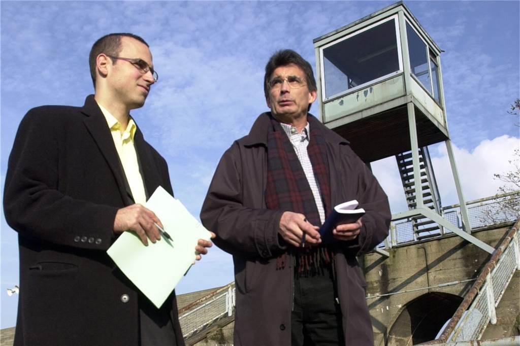 2003 gab es gute Nachrichten für Castrop-Rauxeler Ascheplatz-Fußballer Wilfried Hetzel (r) im alten Stadion an der Bahnhofstraße.