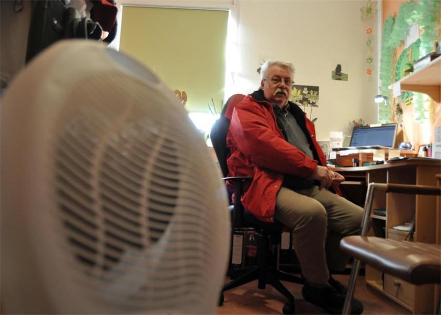 Heizung defekt: Frostige Kälte im Sonnenscheineck Wilfried Meinold wohnt zusammen mit seiner Frau in der rund 70 Quadratmeter großen Wohnung am Sonneneck in Aplerbeck - und friert. Die Heizung ist ausgefallen. Der Vermieter Vonovia hat Heizlüfter an die 32 Parteien im Haus verteilt.