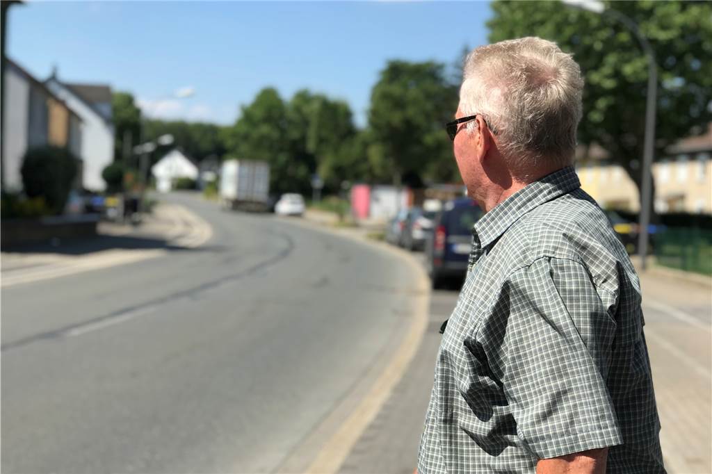 Lkw-Lärm auf Gerther Straße: Anwohner kämpft gegen Pläne eines Betriebs Wilhelm Austermühle schaut in Richtung Gerthe: Ein paar Hundert Meter von seinem Standpunkt aus will sich ein Bodenaufbereitungsunternehmen ansiedeln. Das könnte bis zu 300 Lastwagen mehr pro Tag bedeuten.