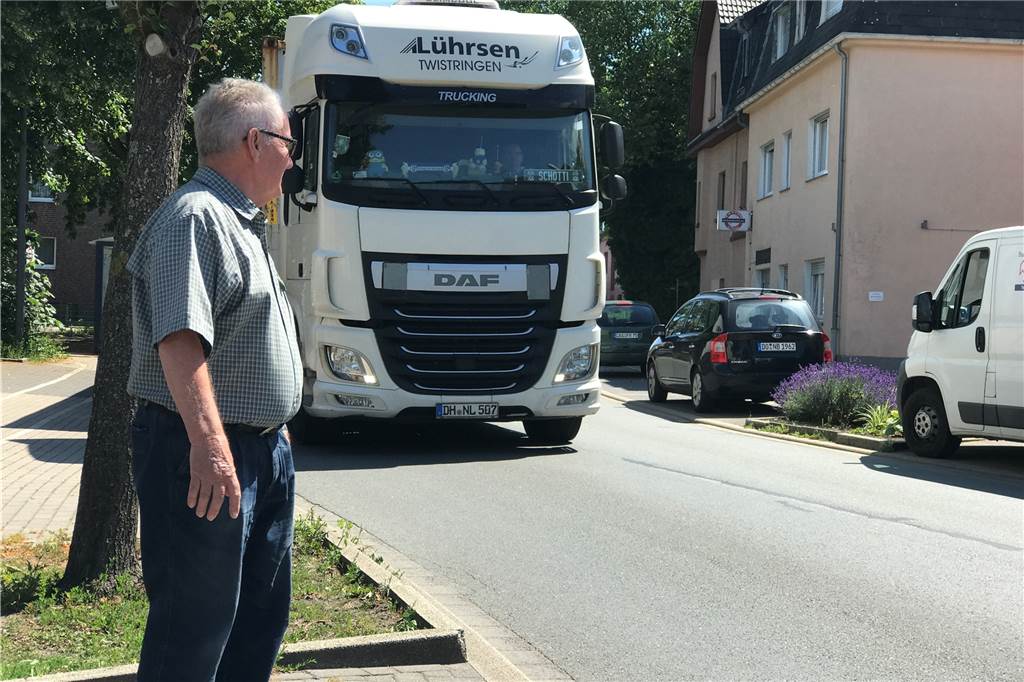 Demo geplant: Widerstand in Merklinde formiert sich Wilhelm Austermühle wohnt an der Gerther Straße und befürchtet, dass durch die Neuansiedlung eines Betriebes an der Stadtgrenze viel mehr LKW an seinem Haus vorbei fahren als bisher.