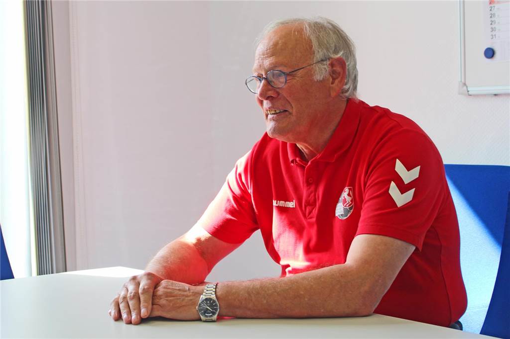 Neues Ergebnisportal für die Handballer Wilhelm Barnhusen, Präsident des HV Westfalen, sitzt auf einem Stuhl an einem Tisch.