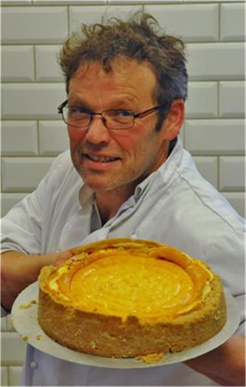 Konditormeister ist Juror für „Zuckerguss“ Wilhelm Geelink mit dem Käsekuchen, dessen Rezept er im neuen Zuckerguss-Magazin vorstellt.