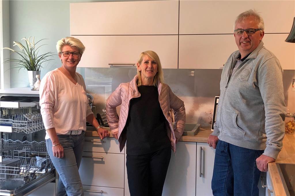 Möbelhändler Wilhelm Neuhaus zwischen Verzweifelung und Erleichterung Wilhelm Neuhaus freut sich mit den Mitarbeiterinnen Claudia Tzschachmann (l.) und Anja Kriens, dass es am Montag weitergeht.