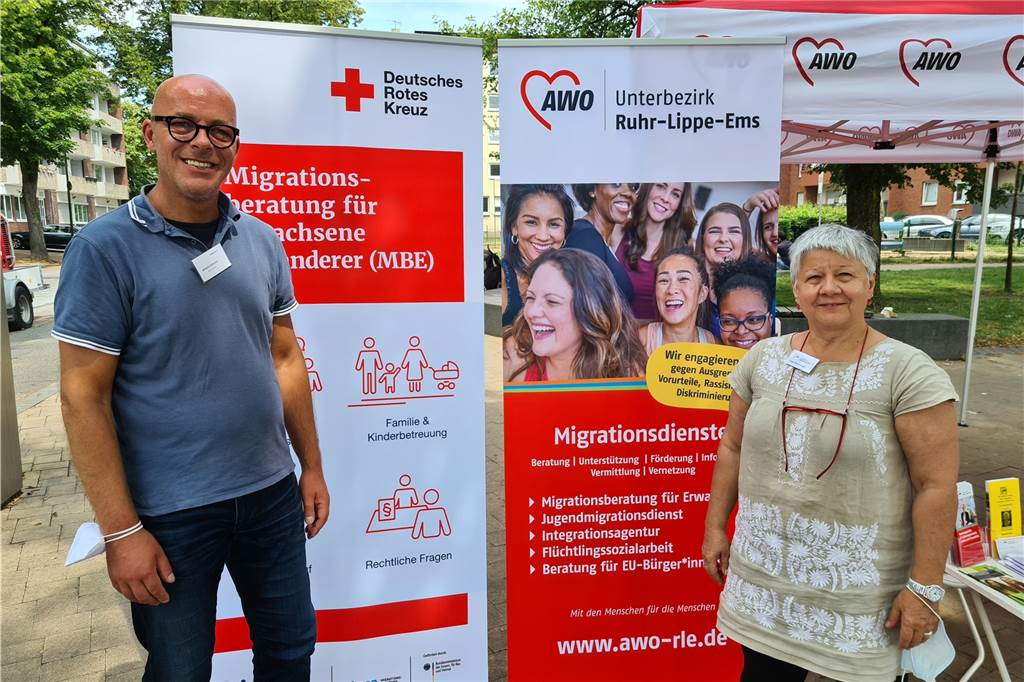 Hilfe während Corona: AWO unterstützt Eingewanderte beim Ankommen in Lünen Wilhelm Schulten vom DRK und Andrea Dumberger von der AWO unterstützen Zugwanderte in Lünen bei vielen Fragen des alltäglichen Lebens.
