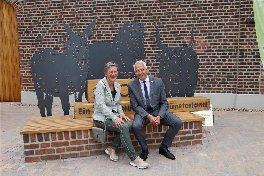 Wilhelm Sendermann mit Dagmar Beckmann vom Naturpark Hohe Mark.