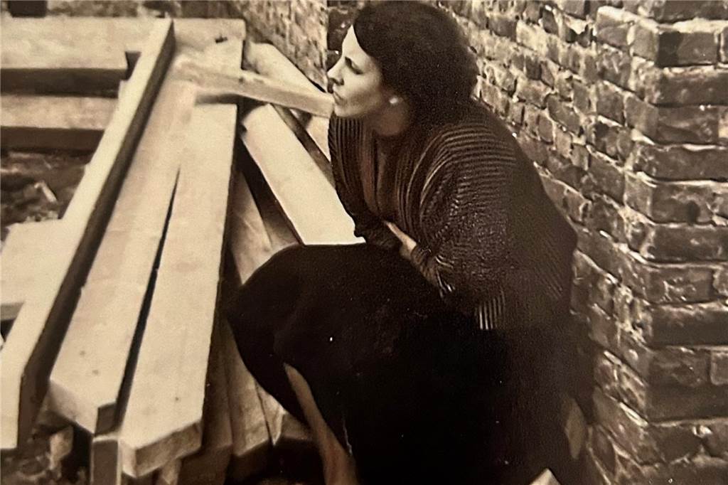 Ein Jahrhundert in Vreden: Wilhelmine Kondring feiert Geburtstag Wilhelmine Kondring sitzt in den Trümmern eines Vredener Hauses in der Nachkriegszeit.