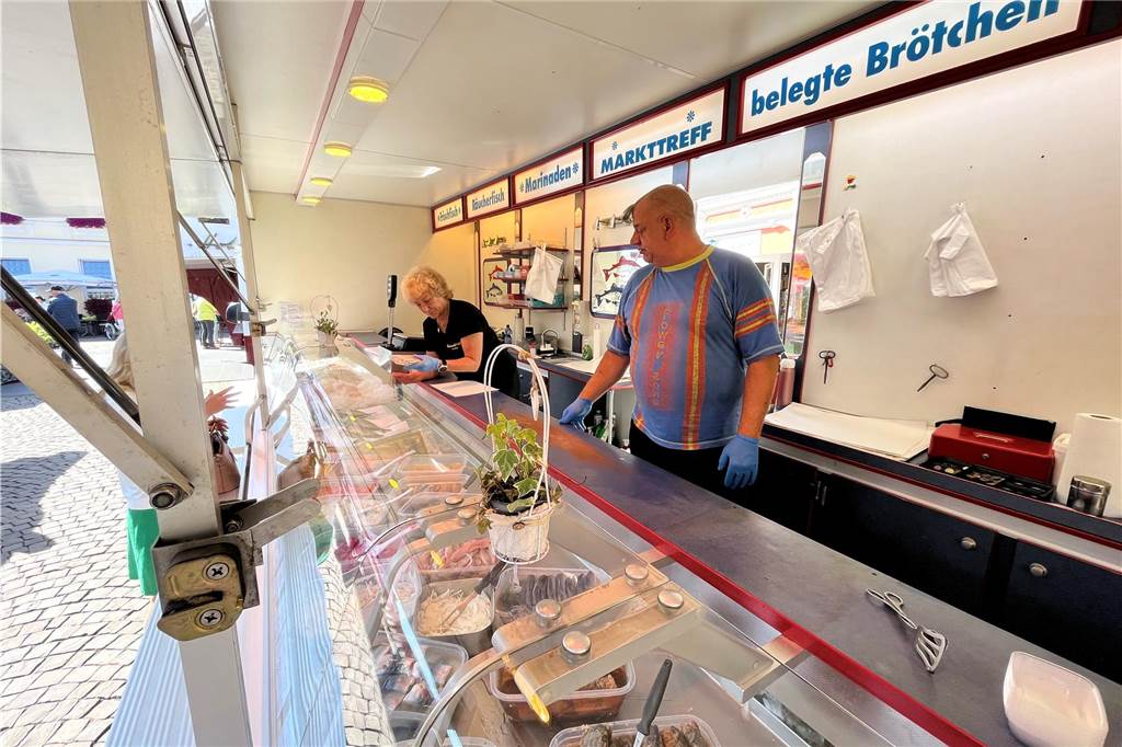 Holger Wilk in seinem Fischwagen.