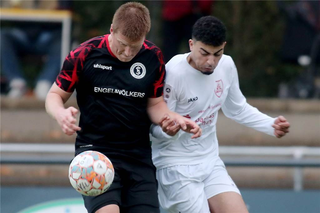 VfL Hörde tauscht Spieler mit Ligakonkurrenten: Neuzugang verletzt sich aber im ersten Spiel Will der VfL Hörde (weißes Trikot) direkt aufsteigen, muss er noch am TuS Holzen-Sommerberg vorbeiziehen.
