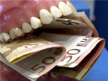 Will die Krankenkasse ihre Leistungspflicht für eine Zahnbehandlung prüfen, dann darf sie nur den Medizinischen Dienst der Krankenversicherung (MDK) als Gutachter beauftragen. Foto: Nestor Bachmann/dpa