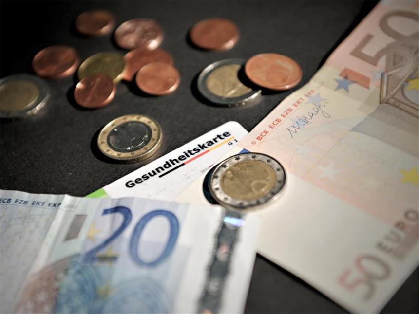 Krankengeld bemisst sich an nachweisbarem Arbeitseinkommen Will jemand seinen Schwarzlohn für das Krankengeld anrechnen lassen, muss er die Zahlung beweisen können. Foto: Nicolas Armer/dpa
