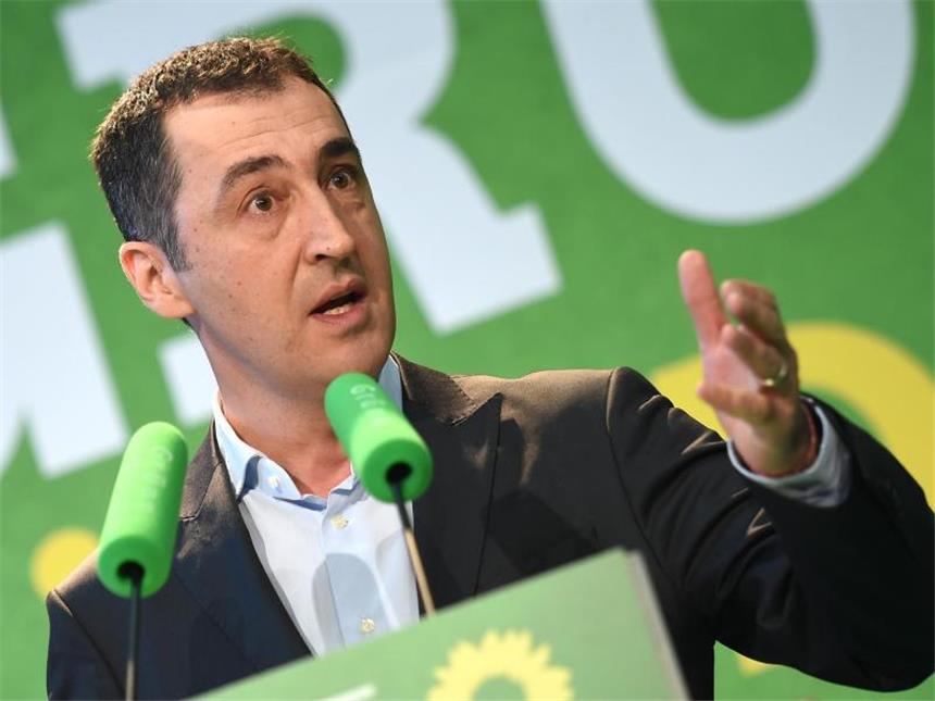 Özdemir will Grünen-Spitzenkandidat für 2017 werden Will seine Partei in die Bundestagswahl 2017 führen: Der Grünen-Vorsitzende Cem Özdemir. Foto: Britta Pedersen/Archiv