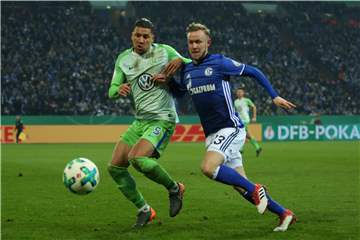Will sich auf Schalke durchsetzen: Cedric Teuchert (r.), hier im Duell mit Wolfsburgs Jeffrey Bruma.
