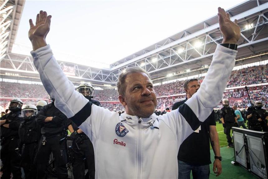 Kiel mit Rückenwind - Wolfsburg beeindruckt Will sich mit dem Bundesliga-Aufstieg aus Kiel verabschieden: Holstein-Coach Markus Anfang. Foto: Bernd Thissen