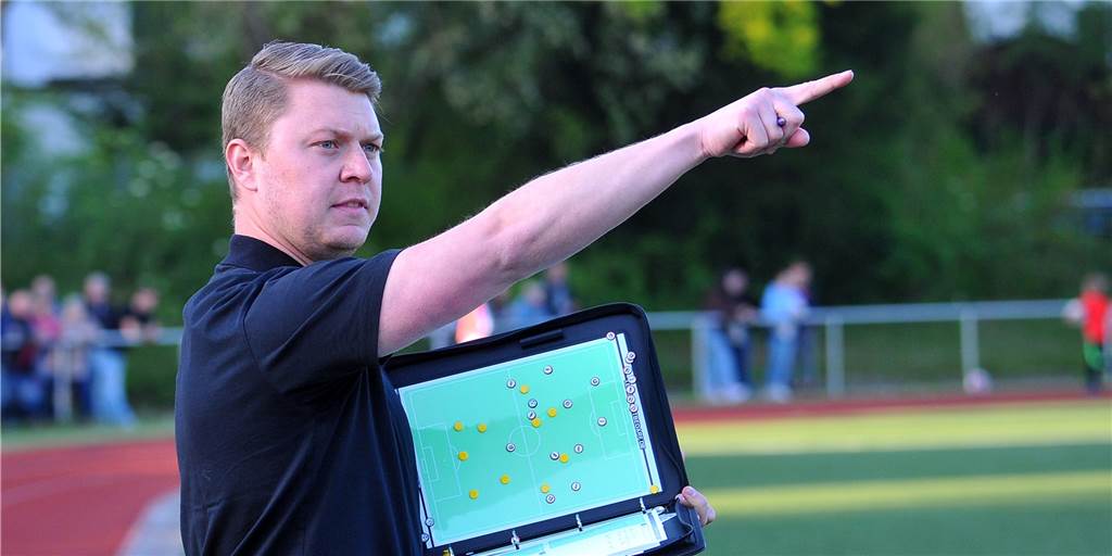 TuS Holzen-Sommerberg: Ein Spiel war entscheidend für den Nichtaufstieg – sieben Abgänge Will wieder angreifen: TuS Holzen-Sommerbers Trainer Arne Werner kann schon wieder lachen.