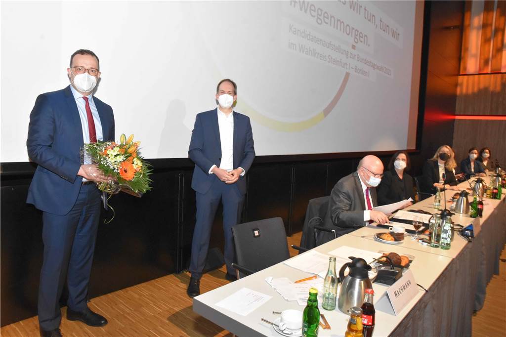 Delegierte wählen Jens Spahn (40) eindeutig, aber nicht einstimmig Will zum sechsten Mal für die CDU in den Bundestag einziehen: Jens Spahn (40, links). 49 der 53 Wahlkreisvertreter stimmten für ihn. Rechts Andree Hachmann (Fraktionsvorsitzender der CDU Rheine).