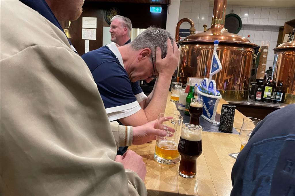 Fußball-Wunder von Düsseldorf: Unfassbarer Abend für VfL-Fans im Brauhaus Willi Bols kann es kaum ertragen: Der Obercastroper gehört zu den eingefleischtesten VfL-Fans in Castrop-Rauxel.