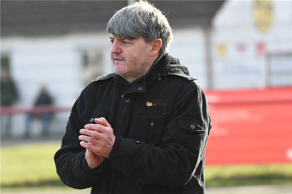 Castrop-Rauxeler Team bekommt im Abstiegskampf drei Punkte vom Tabellendritten geschenkt Willi Henseleit, Trainer der SG Victoria/SF II.
