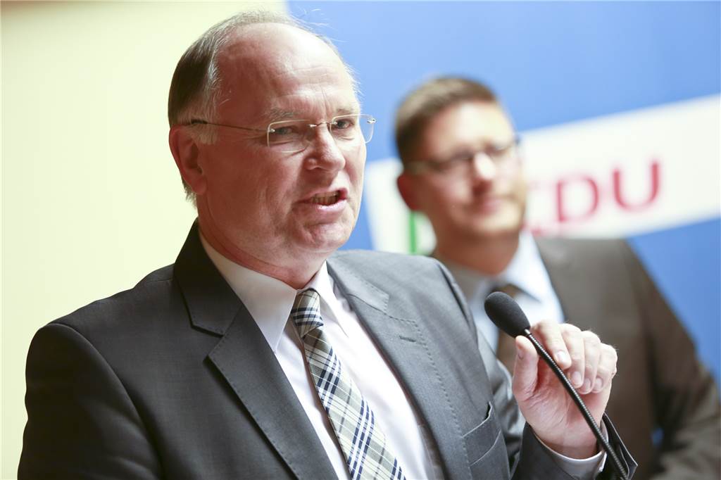 Willi Jasperneite (im Vordergrund) hört nach 16 Jahren als CDU-Fraktionschef im Kreistag auf, Marco Morten Pufke (hinten) wird sein Nachfolger.