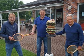 Willi Kraak (l.; Vorsitzender TCBW) und Klaus Wittenborn (Technischer Direktor, r.) freuen sich, mit Markus Bickmann einen neuen Pächter für das Clubhaus gewonnen zu haben.