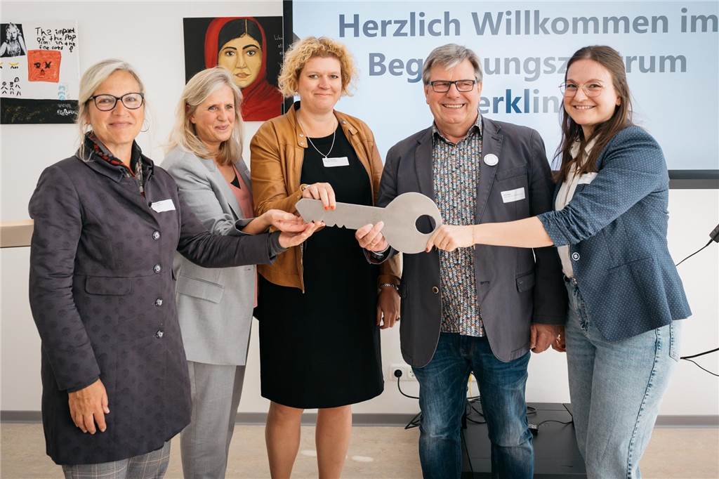 Willi Müller, Vorsitzender des Stadtteilvereins Wir sind Merklinde e.V., und Serena Große-Kreul vom Quartiersmanagement Merklinde (r.) freuen ist über den symbolischen Schlüssel, der ihnen von Stadtbaurätin Bettina Lenort, der Ersten Beigeordneten Regina Kleff und Friederike Wemmer von der Bezirksregierung Münster (v.l.n.r.) übergeben wurde.