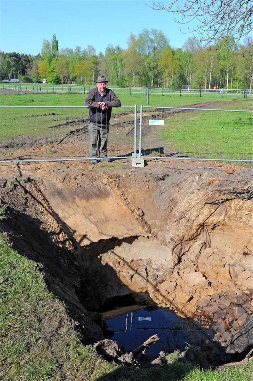 Dritter Ölfund in Epe - Pipeline im Visier Willi Sundermann an der Ölpfütze, die von einem Bagger freigelegt wurde. Sein Sohn Klaus hatte die Verunreinigung am Dienstagabend entdeckt.
