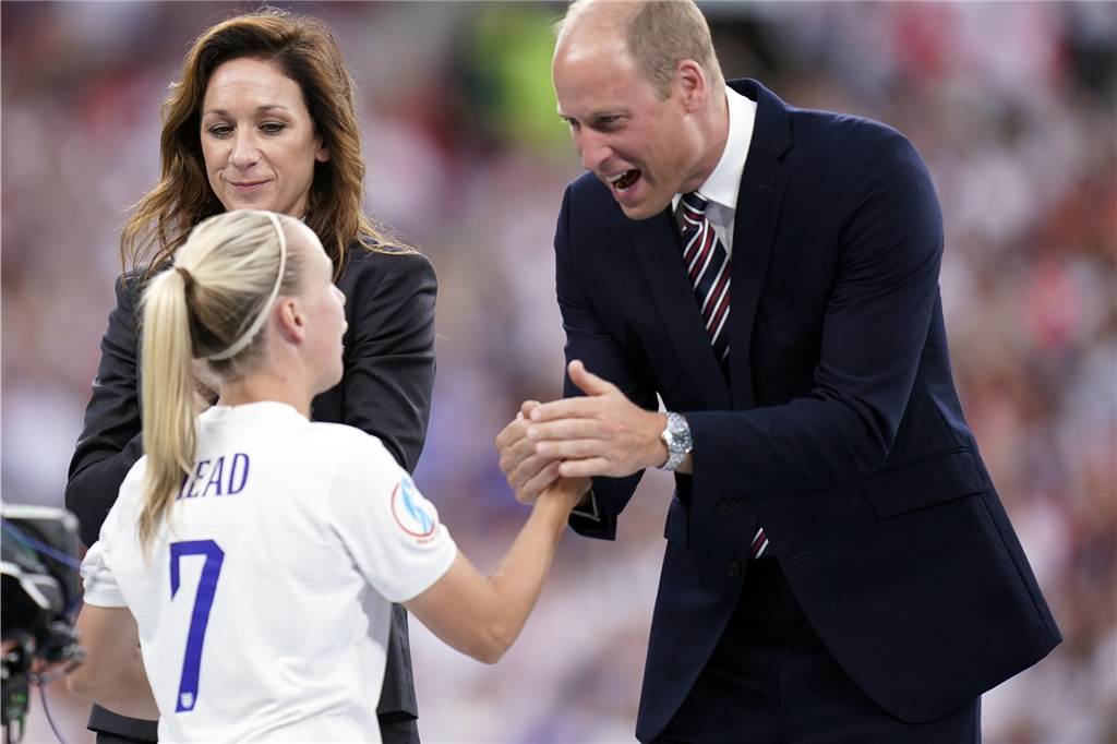 England feiert: Traumreise der DFB-Fußballerinnen endet in Wembley – „Tut einfach nur weh“ William, Herzog von Cambridge, und Nadine Kessler, UEFA-Botschafterin für die Entwicklung des Frauenfußballs, gratulieren Englands Beth Mead (M.) nach dem Spiel.