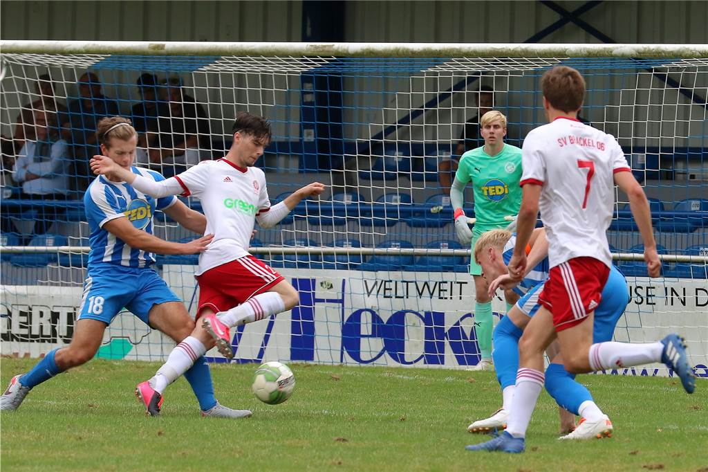 SV Brackels Top-Talent spielt zurzeit richtig stark – soll aber auf dem Teppich bleiben William Valenti (M. am Ball) trumpft auf in der Vorbereitung beim SV Brackel 06.