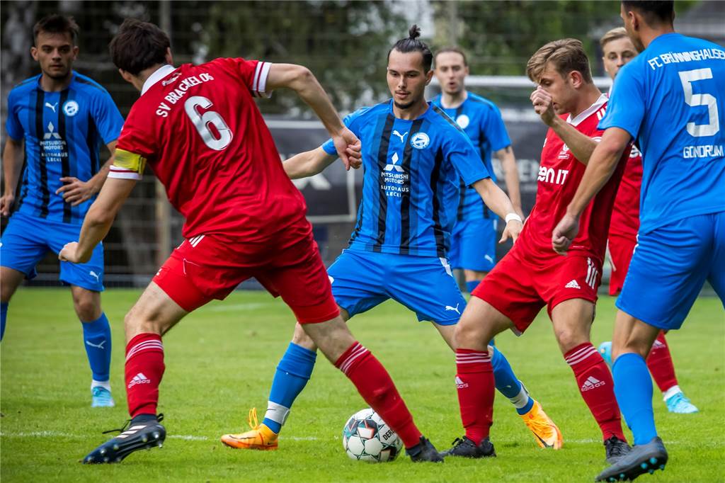 William Valenti (M.) und Florian Gondrum (r.) trumpften gegen den SV Brackel auf.