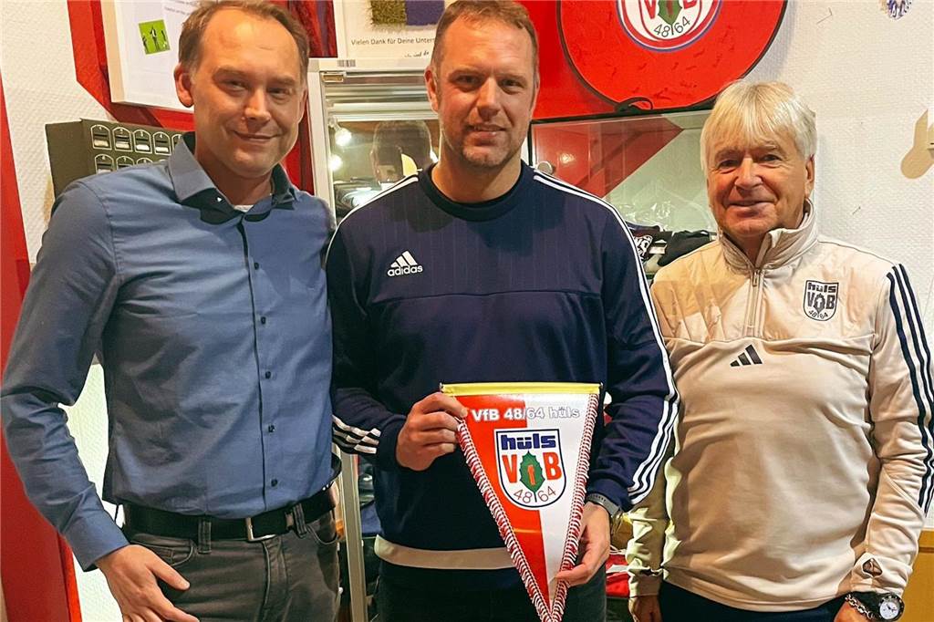 VfB Hüls beendet die Trainersuche VfB-Vorstand Carsten Schwarma (l.) und der Sportliche Leiter Werner Platzer (r.) mit dem neuen Trainer Oliver Ridder im Clubhaus am Badeweiher.