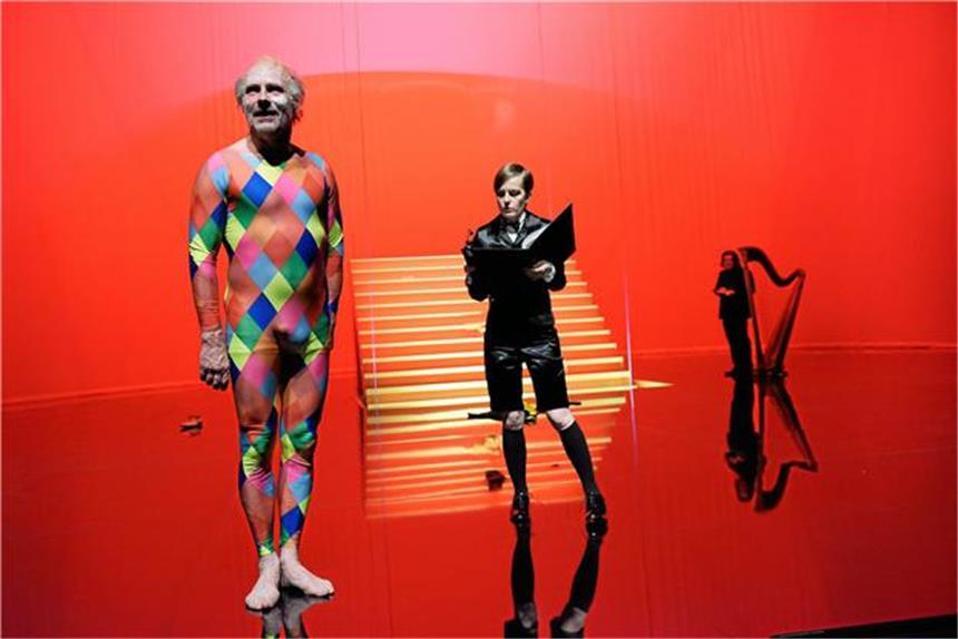 Fritsch´ „Apokalypse“ mit Hampelmann Willkommen im Bibel-Zirkus (v.l.): Wolfram Koch, Elisabeth Zumpe (Souffleuse) und Musiker Ingo Günther