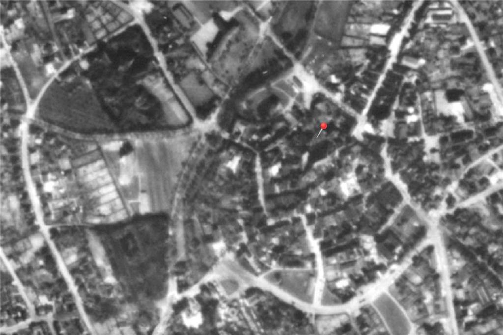 Willkommen in den 1960er-Jahren: Aufbruchszeit auch in Werne. Die Stadt wächst. Die Menschen kaufen sich Autos. Und Werne braucht neue Straßen. Dieses - etwas verschwommene - Luftbild aus der RVR-Sammlung - es ist zwischen 1963 und 1968 datiert - zeigt den gerade begonnenen Bau des Hansarings, einer innerstädtischen Verbindungsspanne zwischen Nord und Süd. 