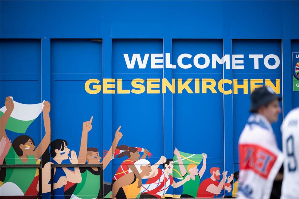 Gelsenkirchen freut sich auf Euro-Klassiker auf Schalke Fußball: EM, Serbien - England, Vorrunde, Gruppe C, 1. Spieltag. „Welcome to Gelsenkirchen“ steht auf einer Wand in der Innenstadt. +++ dpa-Bildfunk +++