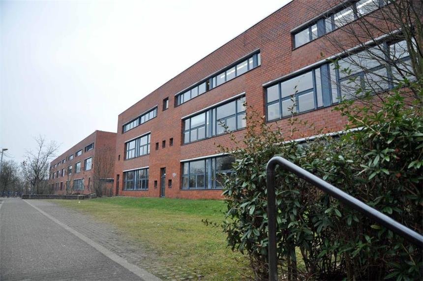In zehn Castrop-Rauxeler Schulen wird gebaut Willy Brandt Gesamtschule WBG Castrop-Rauxel Gebäude Pausenhof