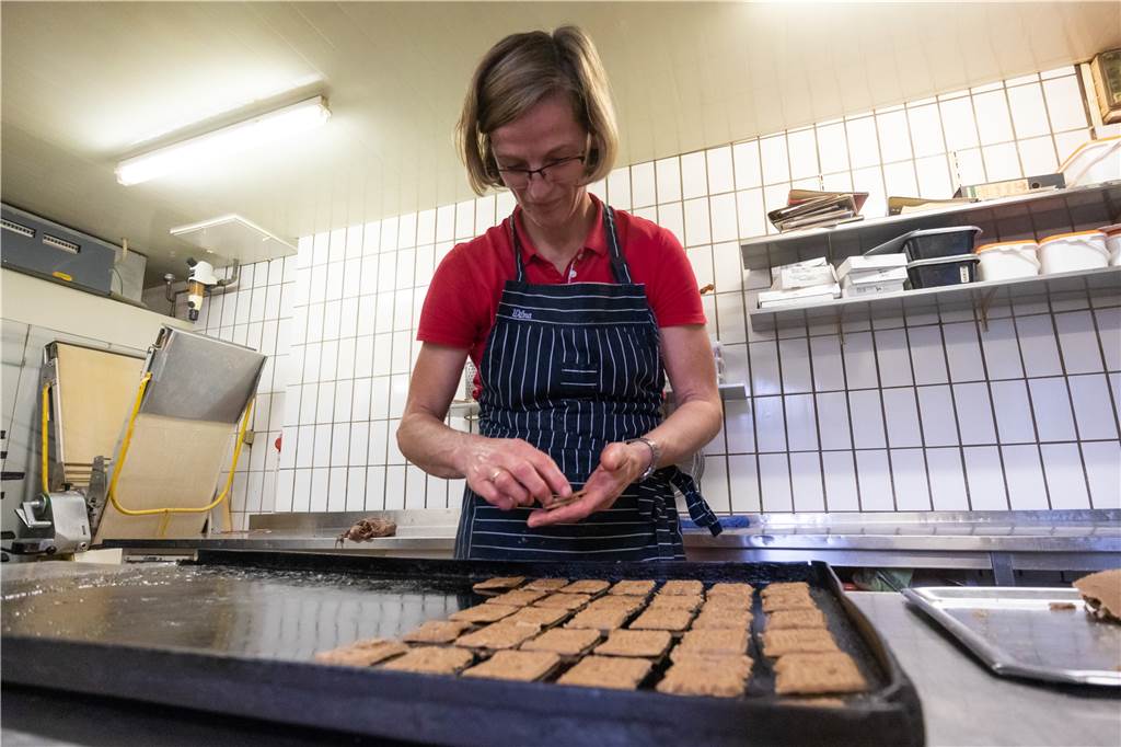 Spekulatius bei Rave: Echte Handarbeit mit 100 Jahre alten Familienrezept (mit Video) Wilma Höing verteilt die Spekulatius auf gefetteten Blechen.