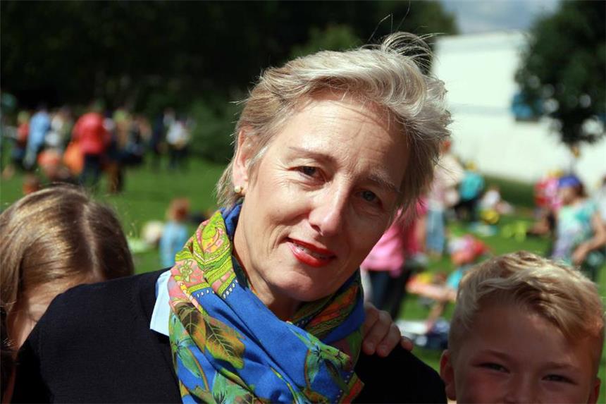 Nach 26 Jahren in Olfen: Wilma Möllers hört auf Wilma Möllers war 26 Jahre an der Wieschhohschule als Lehrerin aktiv. Die Seppenraderin geht jetzt mit 62 Jahren in ein Sabbatjahr, danach in den Ruhestand. Sie wurde beim Picknick von den Schülern und dem Kollegium verabschiedet.