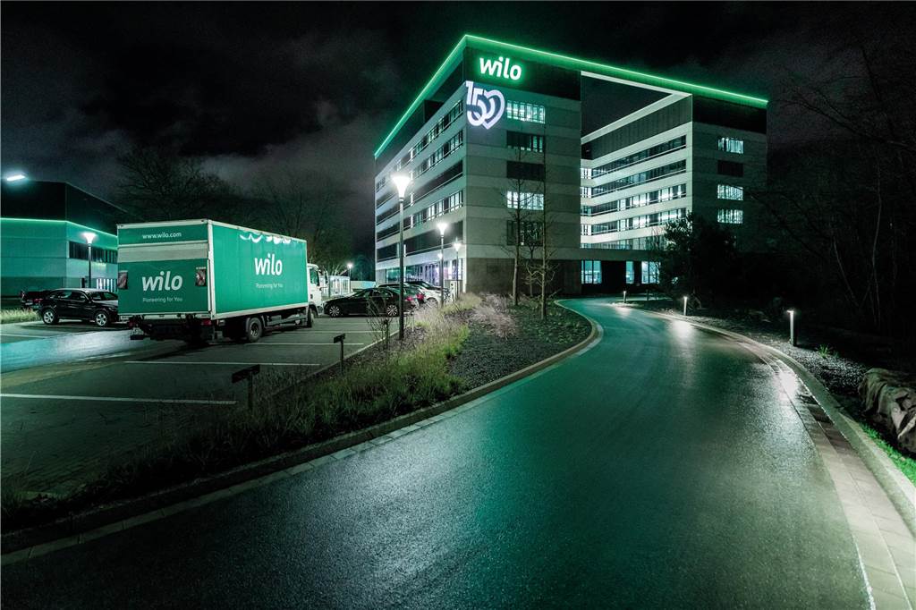 Millionen-Investition: Wilo rüstet sich für Siegeszug der Wärmepumpe Wilo beschäftigt in Dortmund rund 2000 Mitarbeiterinnen und Mitarbeitern und baut sein Werk in Hörde jetzt noch aus, um den boomenden Wärmepumpenmarkt zu unterstützen. Dafür sollen weitere Arbeitsplätze entstehen. Wie viele ist noch offen, die Planungen laufen noch.