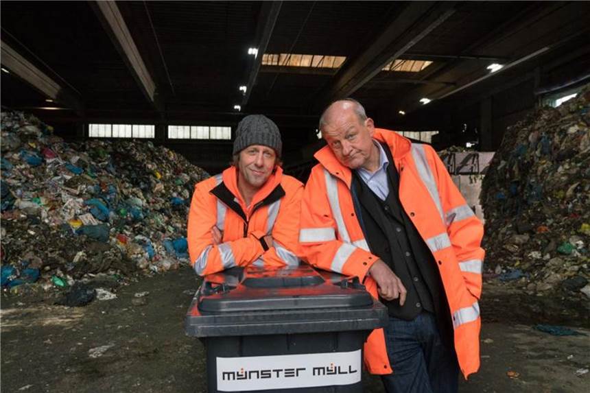 Wilsberg: Die Nadel im Müllhaufen Wilsberg (Leonard Lansink, r) und Ekki (Oliver Korittke) wühlen im Müll. Foto: ZDF/Thomas Kost