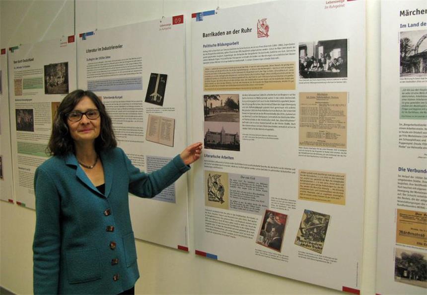 Kurt Kläber und seine Frau im Fokus einer Ausstellung Wiltraud Apfeld zeigt auf Bochumer Dokumente.