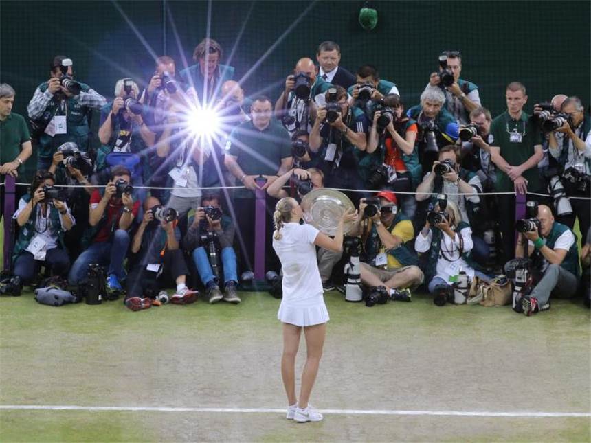 Tschechien liegt Tennis-Queen Kvitova zu Füßen Wimbledonsiegerin Petra Kvitova im Blitzlichtgewitter der Fotografen. Foto: Gareth Fuller