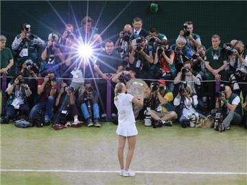 Wimbledonsiegerin Petra Kvitova im Blitzlichtgewitter der Fotografen. Foto: Gareth Fuller