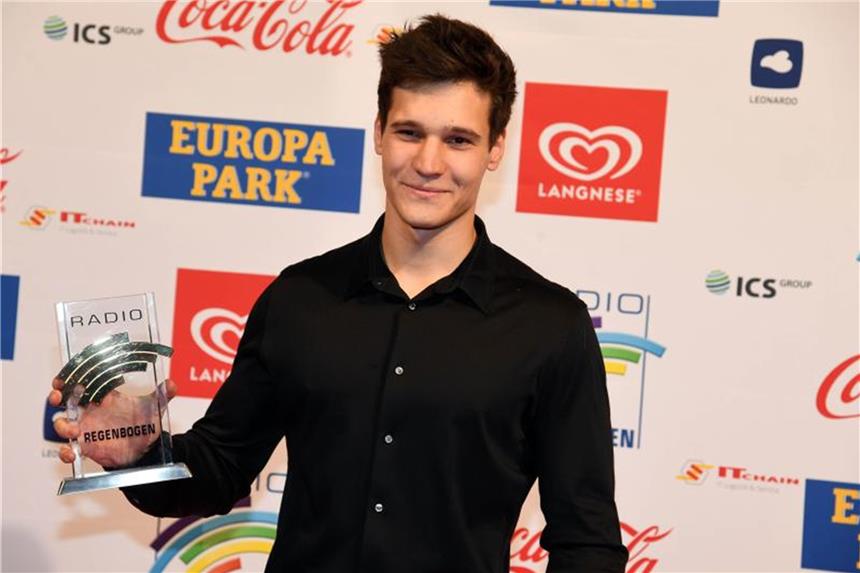 Sänger Wincent Weiss gibt seine Preise der Familie Wincent Weiss hat den Radio Regenbogen Award als bester deutscher Popsänger erhalten. Foto: Uli Deck