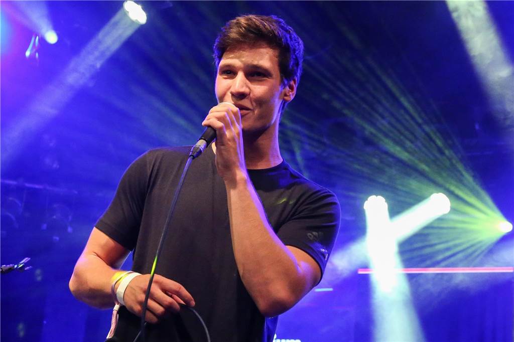 Wincent Weiss auf der Bühne.