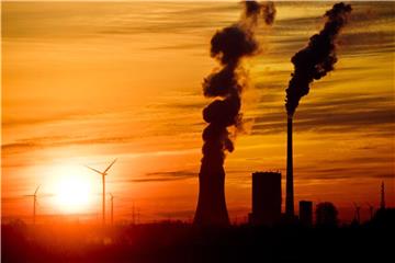 Wind und Kohle: Die deutschen Stromkonzerne fordern Planungssicherheit von der Politik. Foto: Julian Stratenschulte