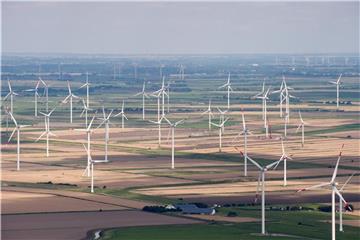 Windkraftanlagen bei Husum in Nordfriesland. 2017 wurden 1792 neue Windenergieanlagen an Land mit einer Gesamtleistung von 5333 Megawatt neu gebaut. Foto: Daniel Reinhardt
