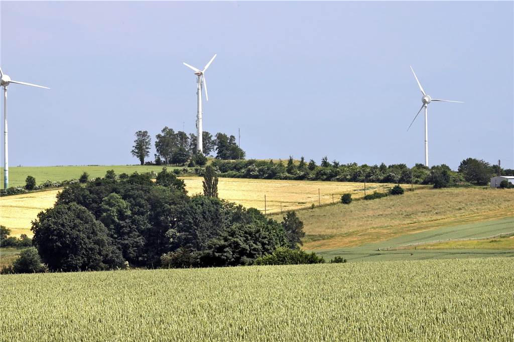 Bäuerliche Kultur, grandiose Naturbilder: Wie man den Kreis von außen sieht Windräder auf dem Henrichsknübel in Fröndenberg.