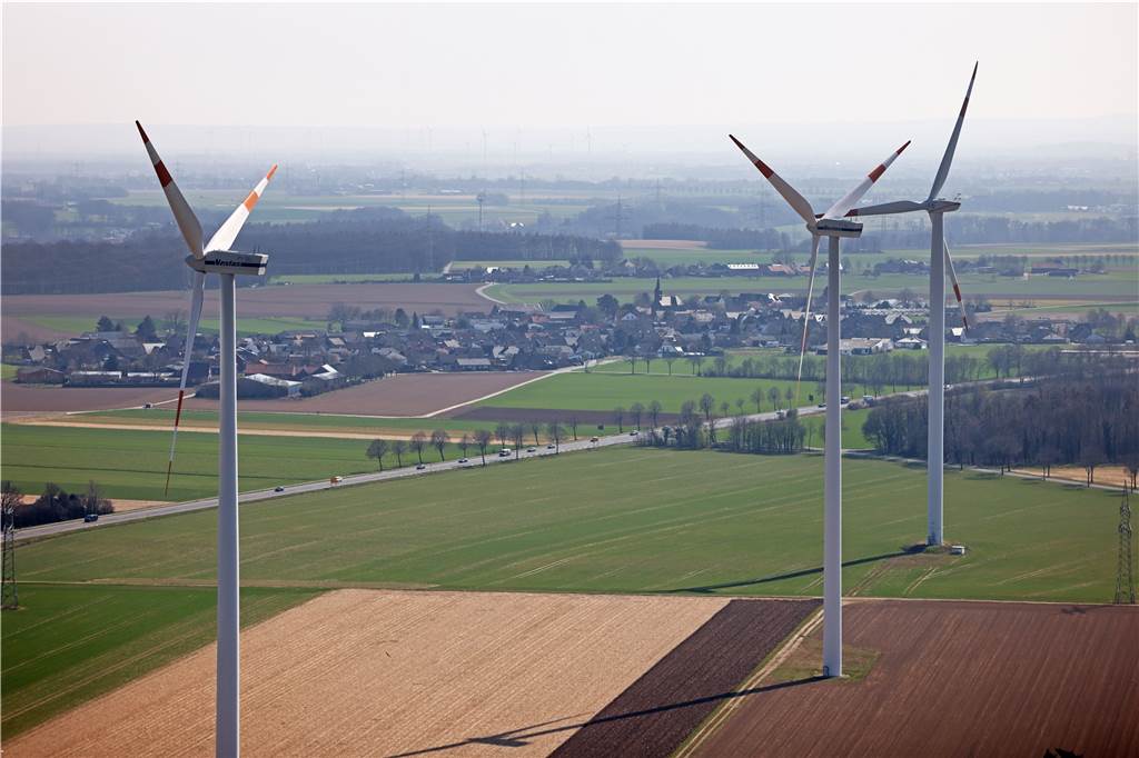 2023 muss Schwarz-Grün in NRW liefern: Das kommt auf die Landesregierung zu Windräder drehen sich im Windpark Heinsberg-Straeten.