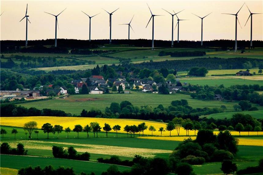 Windenergie-Pläne von Schwarz-Gelb in NRW sorgen für Kritik Windräder drehen sich in der Nähe von Schleiden. Foto: Oliver Berg/Archiv