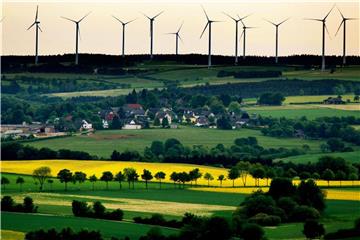 Windräder drehen sich in der Nähe von Schleiden. Foto: Oliver Berg/Archiv