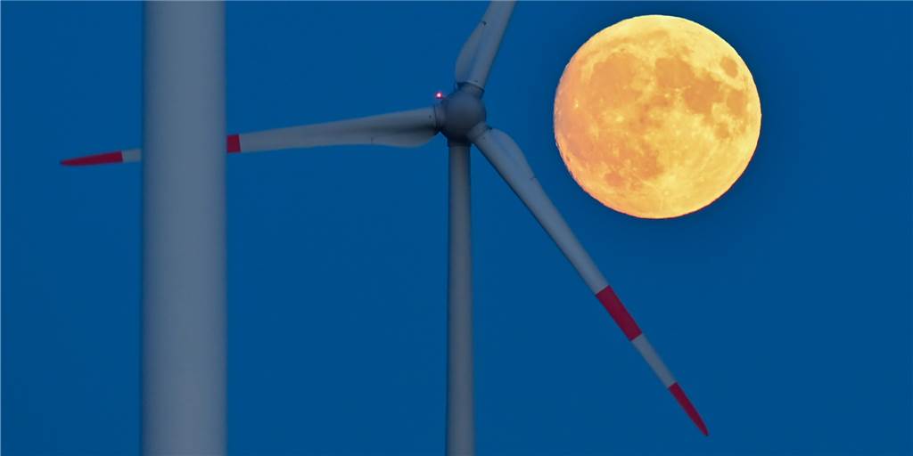 Wie funktioniert eigentlich ein Windrad? Windräder müssen hoch hinaus, um den Wind effektiv einzufangen. Höhen von 200 Meter und Rotordurchmesser weit über 100 Meter sind bisher keine Seltenheit.