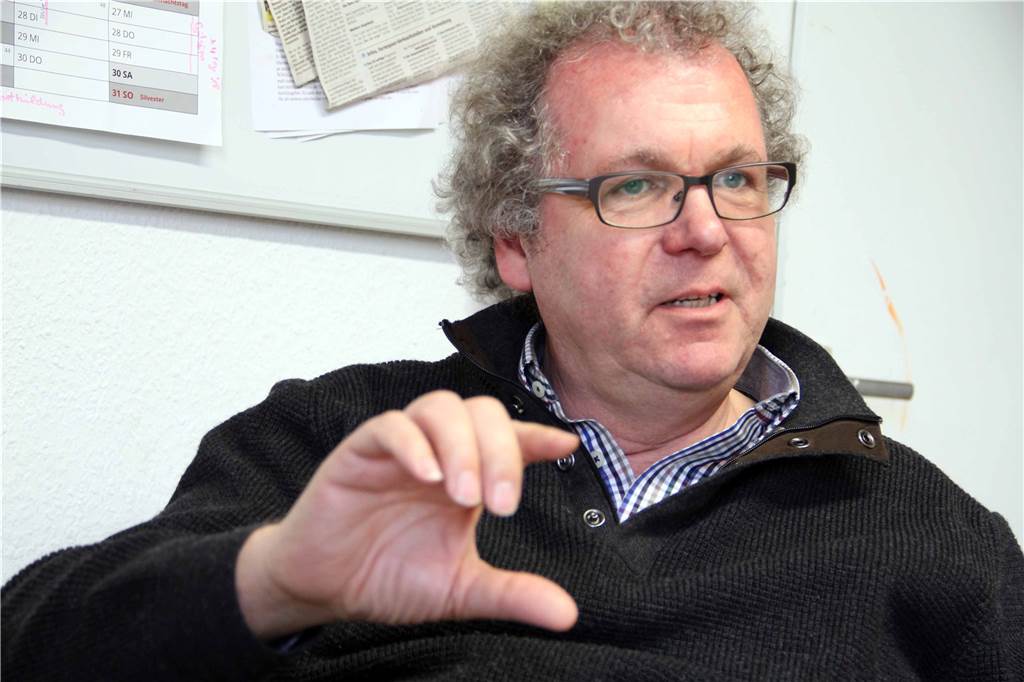 Pfarrer Winfried Grohsmann über Castrop-Rauxels unendliche Möglichkeiten Winfried Grohsmann, Pfarrer von St. Lambertus Castrop, sprach gern über das Widumer-Tor-Projekt. Hier ist er bei einer Gesprächsrunde darüber im alten Marcel-Callo-Haus zu sehen, das bald abgerissen wird.